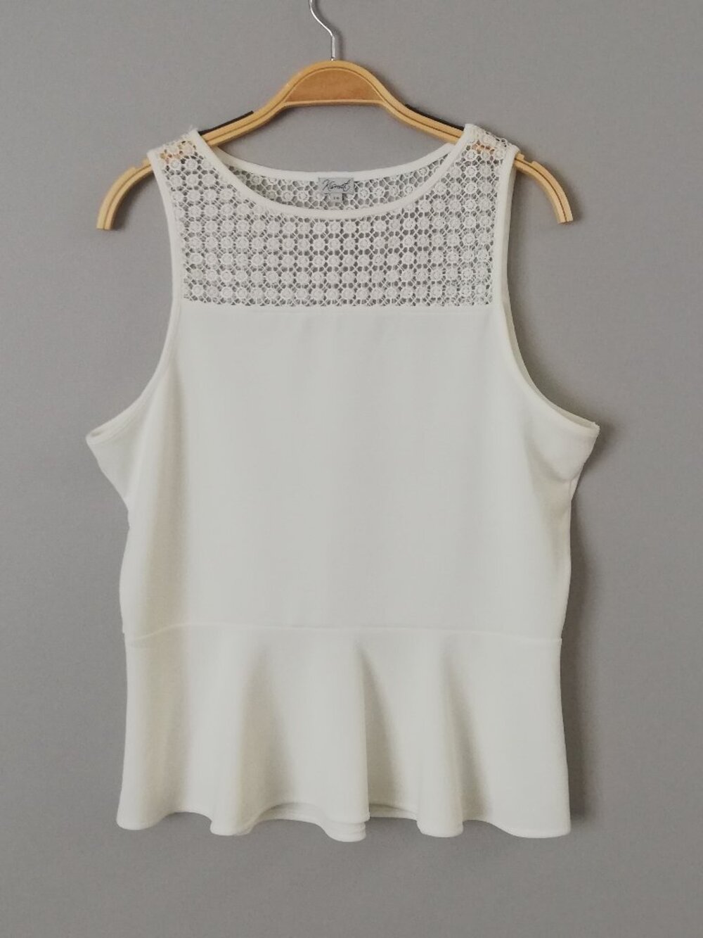 Kismet White Sleeveless Peplum Top with Crochet Lace Yoke Size Large
